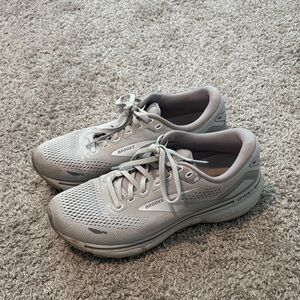 Brooks Shoes Womens Ghost 15– grey- size 9
